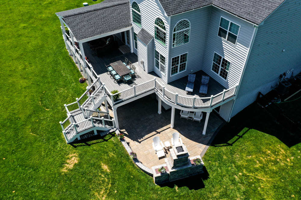 Raised deck with covered open porch by Deckscapes of VA