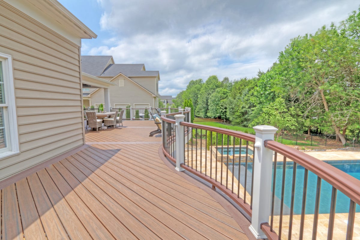 Curved railing on raised deck by Deckscapes of Virginia