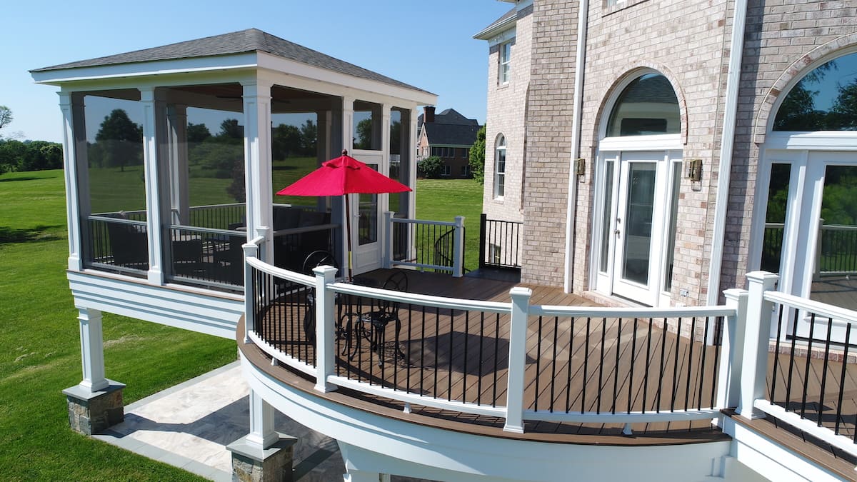 Curved deck area and screened in porch by Deckscapes of Northern Virginia