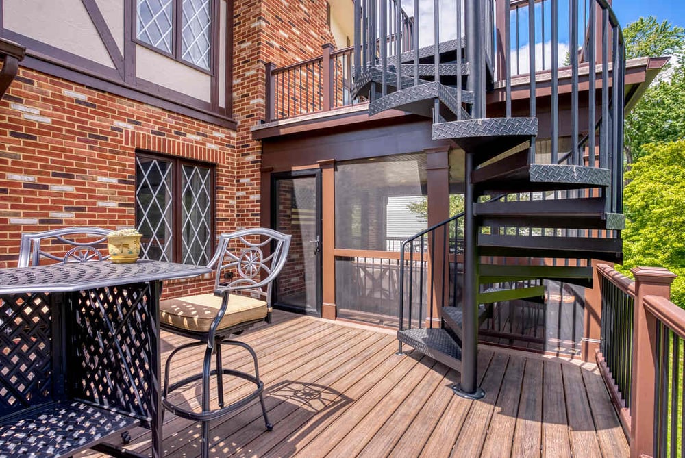 Deck with metal spiral staircase in northern Virginia