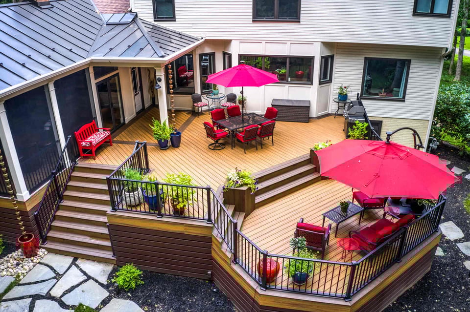 Multi-level deck with patio furniture and screened in patio