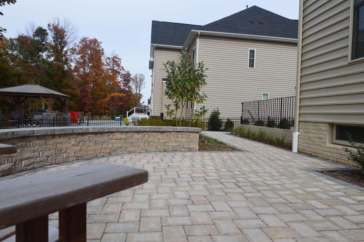 2-5-paver-patio-and-seating-wall-with-walkway-1