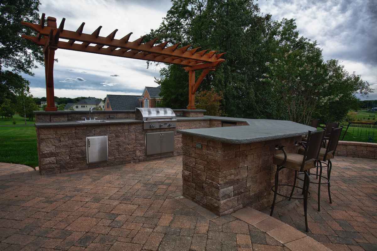4-1-outdoor-kitchen-and-pergola-on-patio