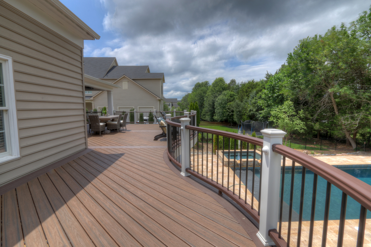 6-1-deck-and-curved-railing-1